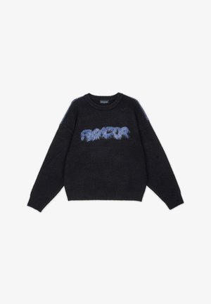 Černý svetr s huňatým modrým designem "FLAVOR", kulatým výstřihem a texturovanou tkaninou. Má pruhované akcenty na ramenou a žebrované manžety.