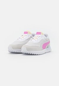 Sneaker grigie e bianche con accenti rosa, materiali in suede e mesh, design con lacci, dotate di suola ammortizzata e battistrada testurizzato.