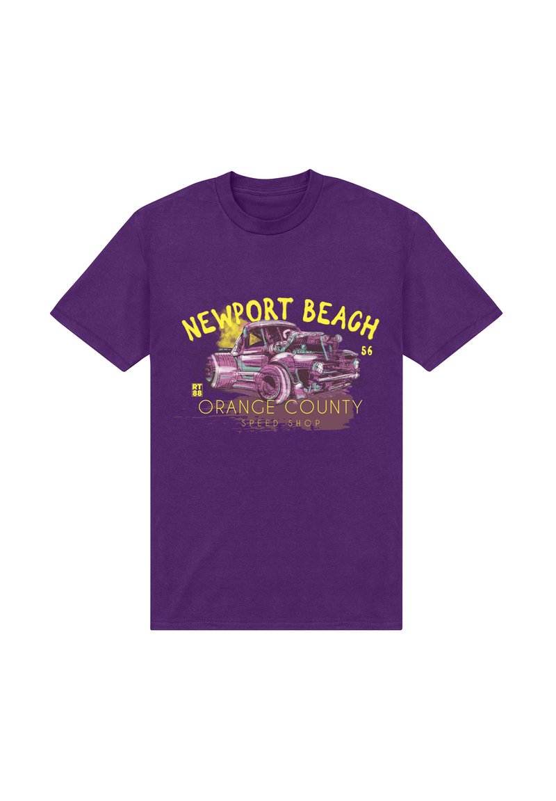 Fialové bavlněné tričko s potiskem vintage auta a textem "Newport Beach" a "Orange County Speed Shop" v žluté a růžové barvě.