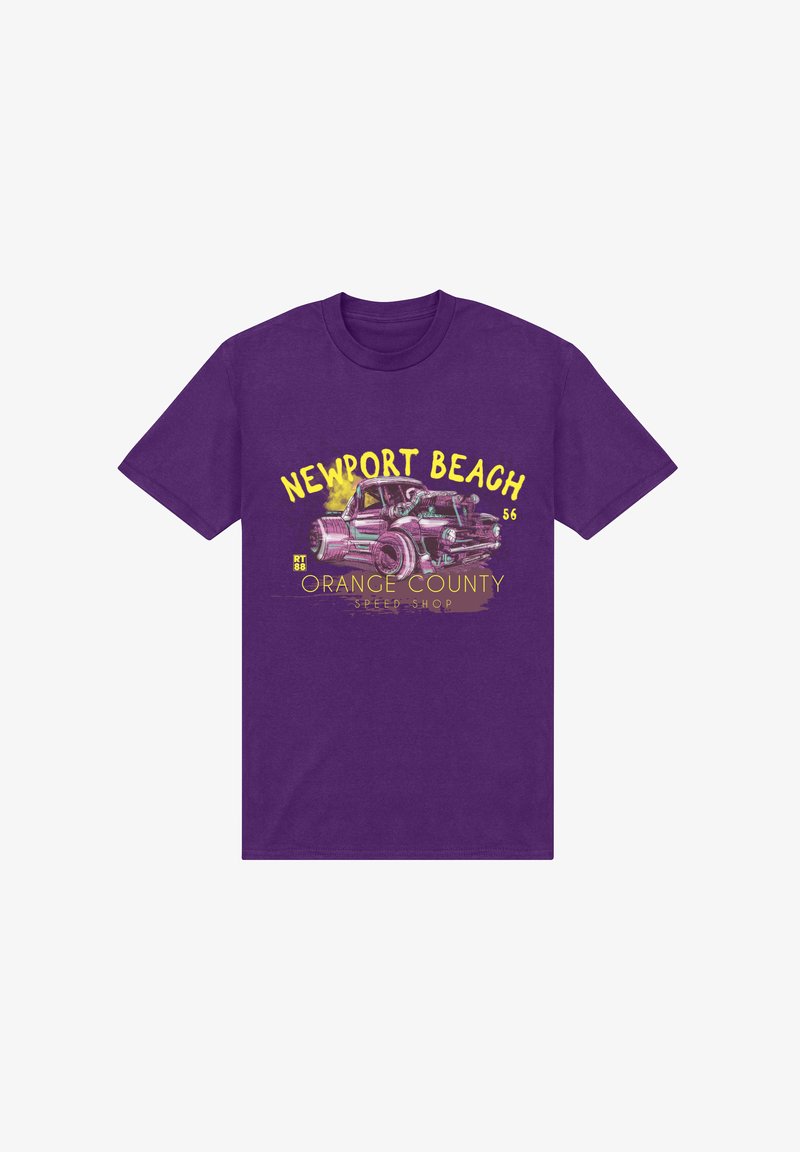 Fialové bavlněné tričko s potiskem vintage auta a textem "Newport Beach" a "Orange County Speed Shop" v žluté a růžové barvě.