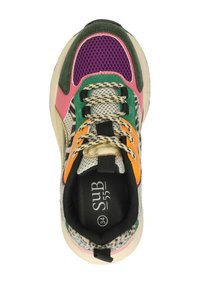 Multicolore sneakers met gaas- en textuurpanelen, in tinten paars, groen, roze en oranje. Zwarte veters en een gevoerde binnenkant.
