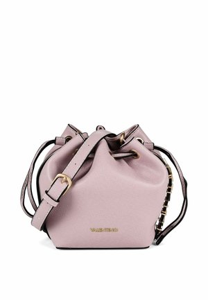 Kleine rosa Valentino Bucket Bag mit verstellbarem Riemen, Kordelzugverschluss und goldfarbenen Beschlägen auf weißem Hintergrund.