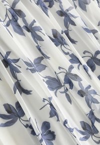 Next KEW COLLECTION  PLEATED RUFFLE  REGULAR FIT - Vardagsklänning - white and navy floral