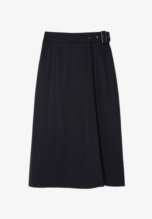 Melna līdz ceļiem garā svārku ar gludu tekstūru, kas satur sānu grumbu un plašu jostasvietu ar sprādzi.