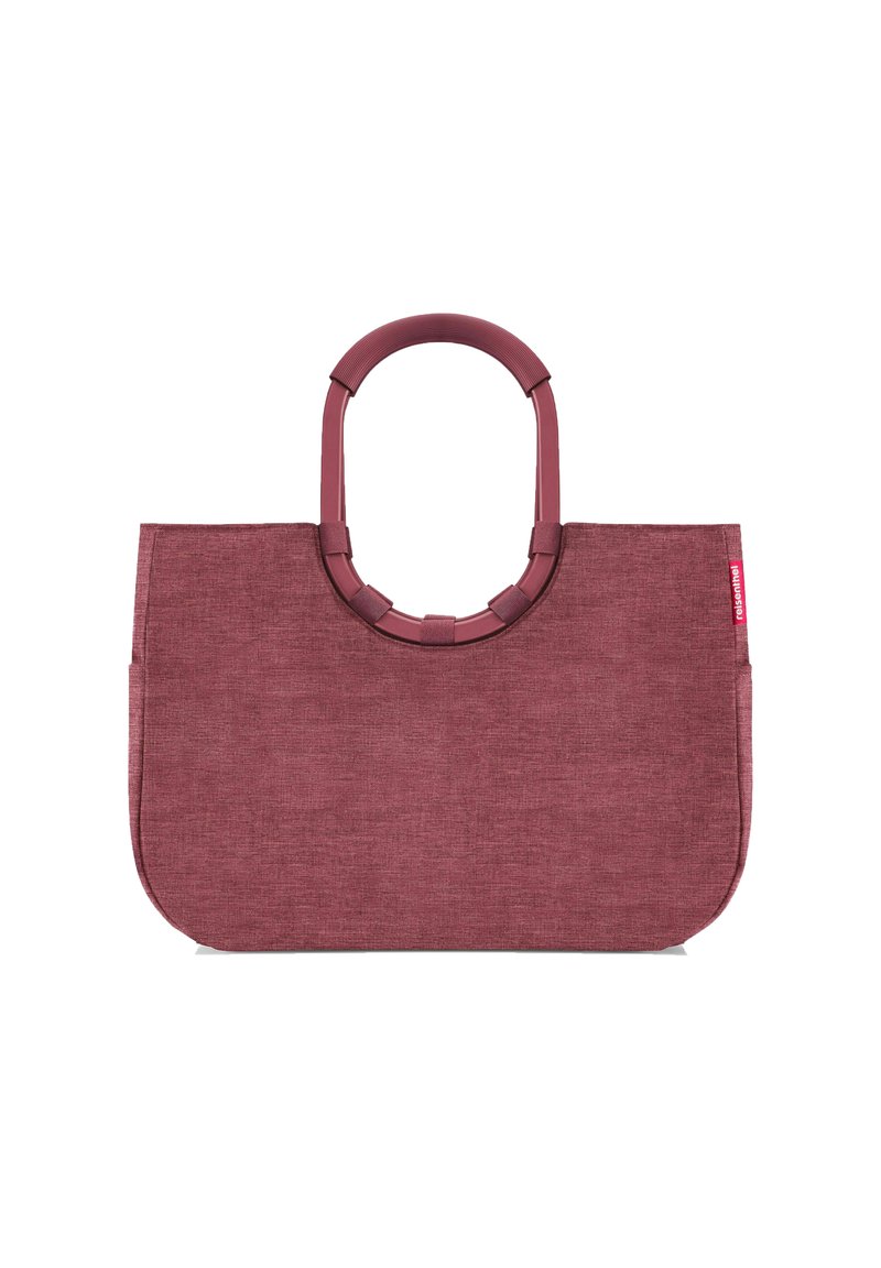 Bordeauxfarbene Stofftasche mit runden Kunststoffgriffen, ausgestattet mit einem strukturierten Muster und einem seitlichen Logo-Anhänger. Offene Oberseite.