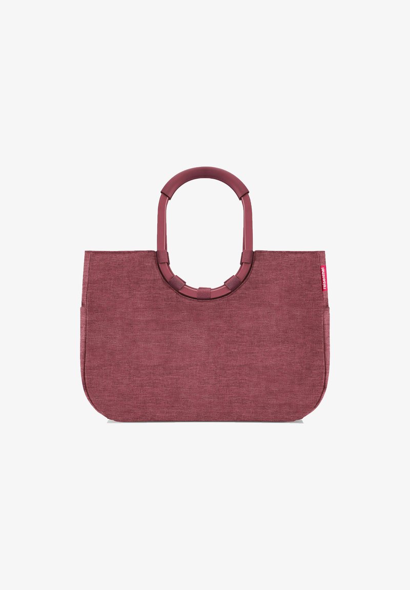 Sac fourre-tout en tissu bordeaux avec des poignées en plastique arrondies, présentant un motif texturé et une étiquette de logo sur le côté. Design à ouverture supérieure.
