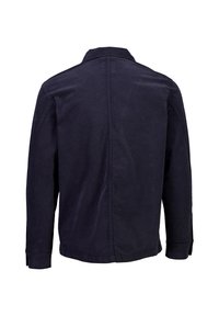 Granatowa kurtka z korduroyu z długimi rękawami, prostym krojem i stojącym kołnierzem. Posiada bezguzkowy fason oraz widoczne szwy.