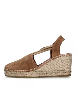 Sandal espadrille in suede marrone con punta aperta, cinturino elastico e tacco a cuneo in juta intrecciata, caratterizzato da una finitura naturale e testurizzata.