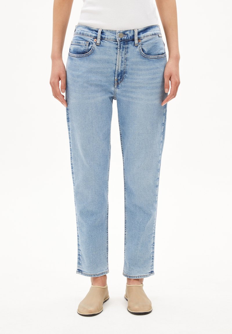 Vaaleansiniset farkut suoralla lahkeensoballa, neljät taskut ja hillitty haalistuma. Viimeistelty klassisella vyötäröllä ja käännetyllä helmalla.