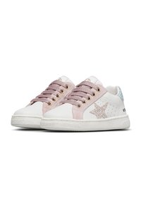 Sneaker bianche con accenti metallici rosa, dettaglio a stella glitterato e suole testurizzate. Presentano occhielli dorati e lacci fantasia.