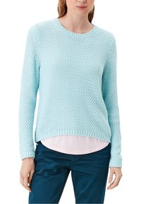 Pull tricoté bleu clair avec un col rond, des manches longues et des poignets côtelés. Présente un motif texturé et une coupe décontractée.