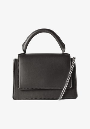 Borsa a tracolla in pelle nera con forma strutturata, manico superiore e tracolla in catena argentata removibile. Presenta una chiusura a pattina e dettagli di cucitura.