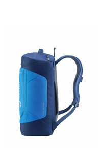 Mochila azul con una base azul más oscura y acentos en azul claro. Cuenta con correas acolchadas, un asa en la parte superior y un compartimento con cremallera.