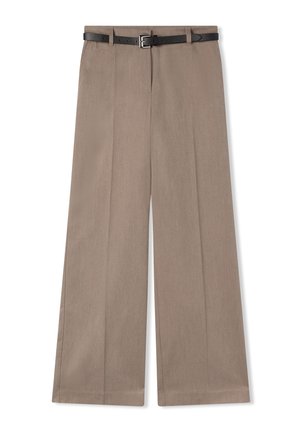 Beżowe spodnie o szerokich nogawkach z plisami z przodu, bocznymi kieszeniami oraz czarnym paskiem z prostokątną srebrną klamrą.