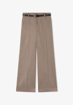 Beżowe spodnie o szerokich nogawkach z plisami z przodu, bocznymi kieszeniami oraz czarnym paskiem z prostokątną srebrną klamrą.