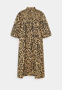 Šaty s leopardím potiskem v béžové a černé barvě, mají vysoký límec, krátké rukávy a na korzetu a sukni nařasení.