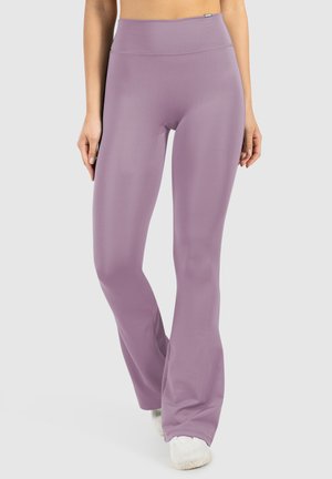 Lila yoga-broek met een hoge tailleband, gemaakt van zacht, rekbaar materiaal, met een uitlopende pijpdesign en minimale stikdetails.