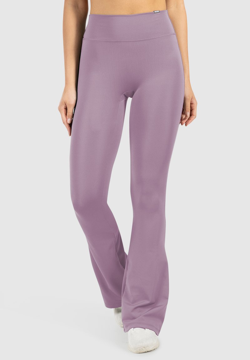 Lila yoga-broek met een hoge tailleband, gemaakt van zacht, rekbaar materiaal, met een uitlopende pijpdesign en minimale stikdetails.