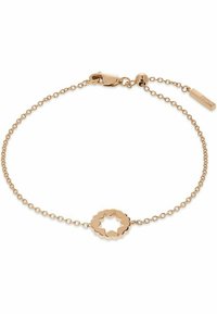 Bracciale in metallo color oro con un centro a forma di cuore collegato, design a catena sottile, chiusura regolabile e un piccolo tag decorativo.