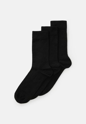 Zwarte katoenen sokken, ribbelstructuur, drie-pack, halflange lengte, versterkte hak en teen, gladde afwerking, geen patronen of accenten.