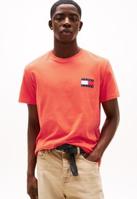Tommy Jeans - SLIM ESSENTIAL FLAG TEE - T-shirts print - bright vermillion Miniaturebillede 1