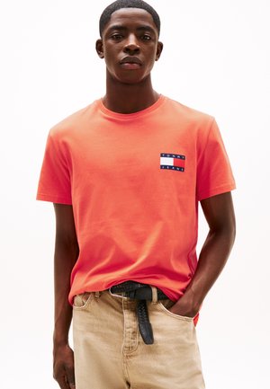 SLIM ESSENTIAL FLAG TEE - Print T-shirt - bright vermillion