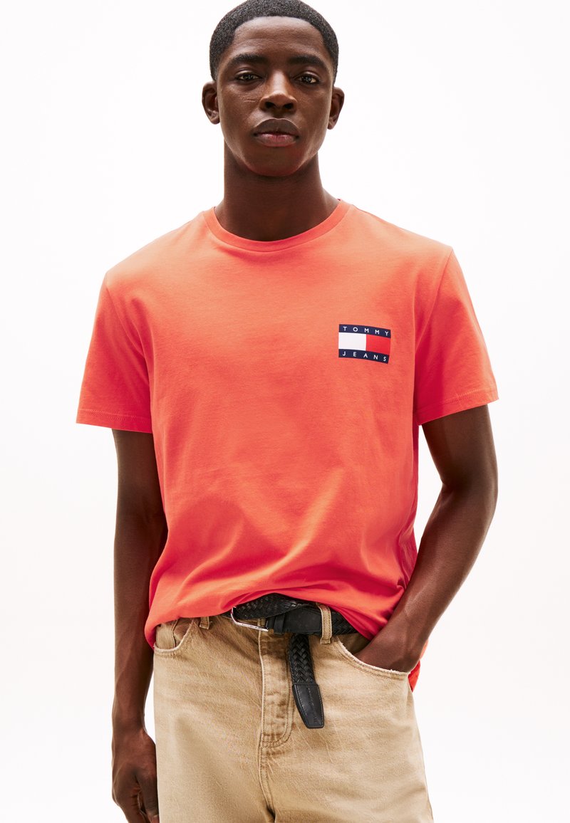 Tommy Jeans - SLIM ESSENTIAL FLAG TEE - T-shirts print - bright vermillion, Forstør