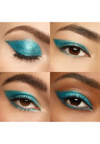 Ombretto turchese brillante con glitter, applicato con un design a ali di gabbiano. Primi piani mostrano diversi angoli, mettendo in risalto la texture e la profondità del colore.