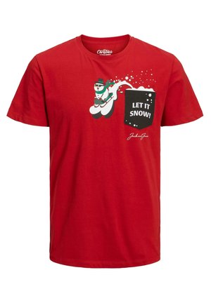 T-shirt rouge à manches courtes avec un motif bonhomme de neige skieur et une impression noire sur la poche avec l'inscription « LET IT SNOW ! » sur la poitrine.