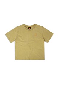 Camiseta de algodón verde oliva con mangas cortas. Presenta un pequeño diseño bordado en el lado izquierdo del pecho. Cuello redondo clásico, ajuste relajado.