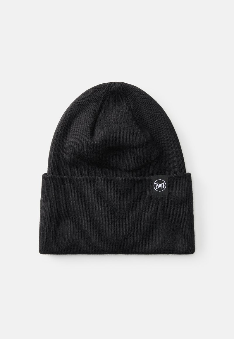 Gorro de punto negro con borde doblado, que presenta un parche de logo circular en el lateral. El material parece suave y cálido.