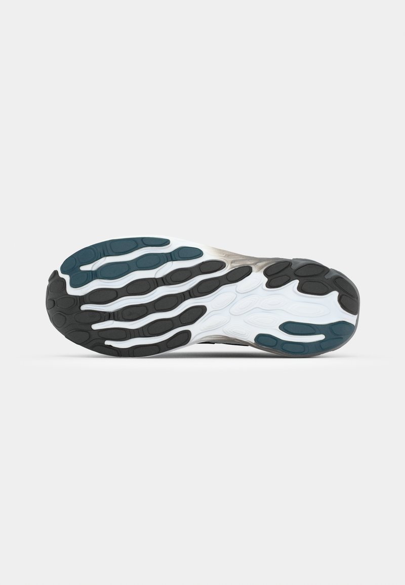 Sportschoenzool met een flexibel ontwerp dat een mix van zwart en wit rubber, gebogen patronen en teal accenten voor grip heeft.