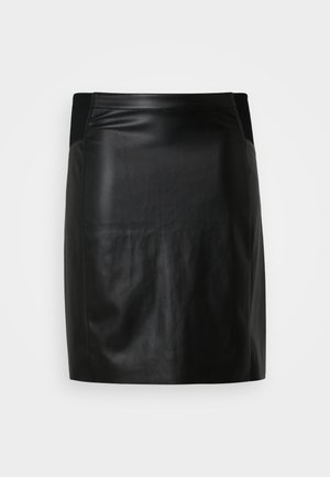 Mustjas nahast mini seelik sileda tekstuuriga, sobiva disainiga ja elastse vöökohtaga, näidates kaasaegset ja elegantset välimust.