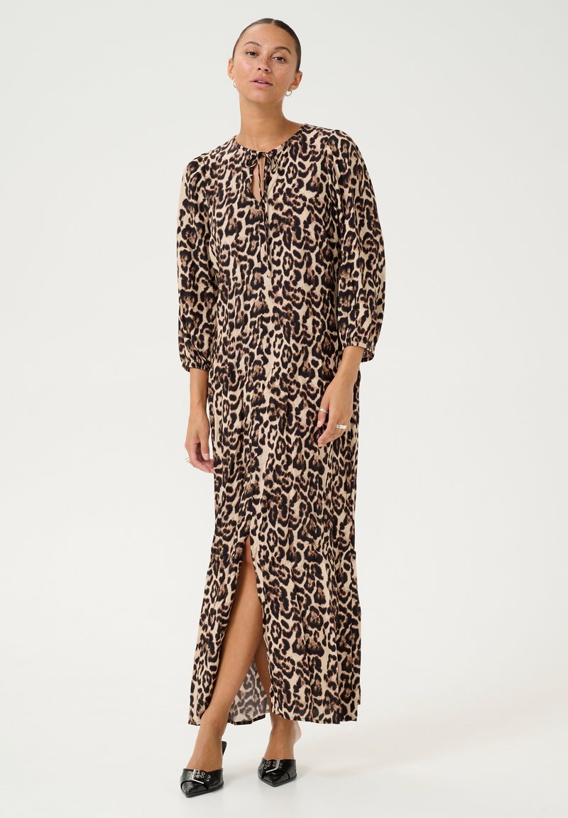 Robe longue à imprimé léopard, avec une coupe ample, un col rond et un détail à nouer. Elle possède des manches longues et une fente avant pour plus de mouvement.