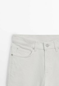 Jeans di denim grigio chiaro con un classico design a cinque tasche, chiusura con bottone metallico e una texture sottile, con accenti di cuciture a contrasto.