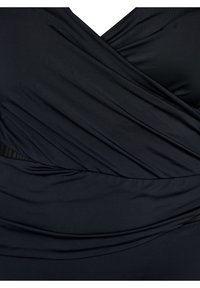 Zwarte wikkelbadpak van textuurstof, met diagonale drapering en een V-halslijn. Glad materiaal met een aansluitende pasvorm.