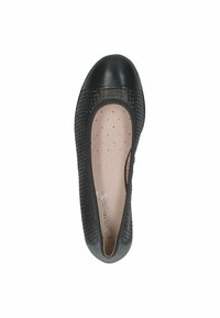 Fekete balettcipők perforált bőr oldalakkal és szilárd fekete orral. Bézs talpbetét nyomtatott logóval. Lapos talp. Elegáns és egyszerű design.