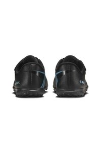 Sorte atletik sko med en tekstureret overdel, der har blå accenter og et lavt profil. Afrundet hæl, minimalistisk design og gummiydersål.