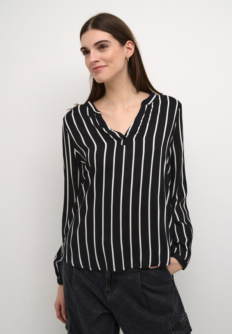 Zwart-wit verticaal gestreepte blouse met een v-hals en lange mouwen. Gemaakt van lichte stof, heeft een losse pasvorm en rechte zoom.