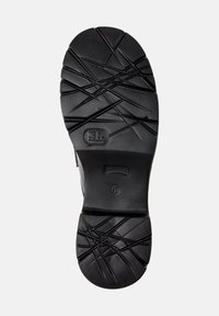 Suola di scarpa in gomma nera con un motivo di battistrada composto da linee e scanalature intersecate, contrassegnata con il logo del marchio e l'indicatore di taglia.