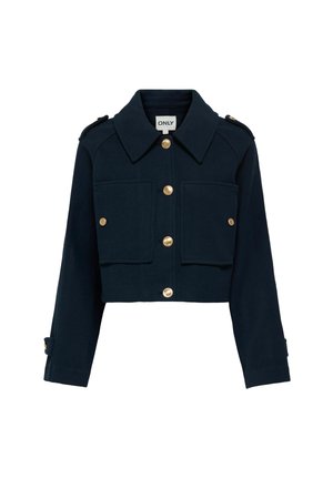 Veste bleue marine coupée avec des boutons dorés, grandes poches avant et col classique. Présente des épaulettes et une silhouette structurée.