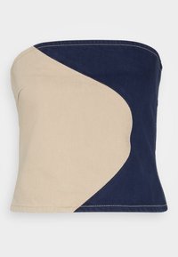 Il top senza spalline presenta un design a blocchi di colore beige e navy, realizzato in un resistente misto cotone con una texture liscia e bordi cuciti.
