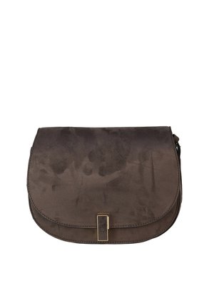 Donkerbruine suède crossbodytas met afgeronde flap en kleine rechthoekige gouden sluiting aan de voorkant.