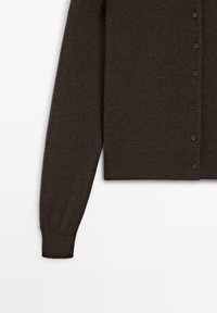 Ciemnobrązowy kardigan, dzianinowa faktura, długie rękawy, zapięcie na sześć guzików, prosty dół, swobodny krój.