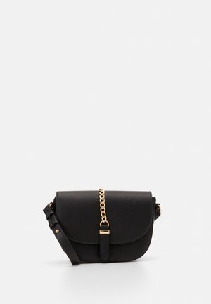 Borsa a tracolla in finta pelle nera con flap arrotondato, dettagli in metallo dorato e tracolla regolabile. Presenta un design minimalista e una texture liscia.