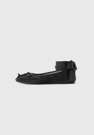 Schwarze Ballerinas mit Spitzenüberzug, dekoriert mit kleinen Perlen. Sie verfügen über eine abgerundete Zehenpartie und einen Stoffknöchelriemen mit einer Schleifenakzent.
