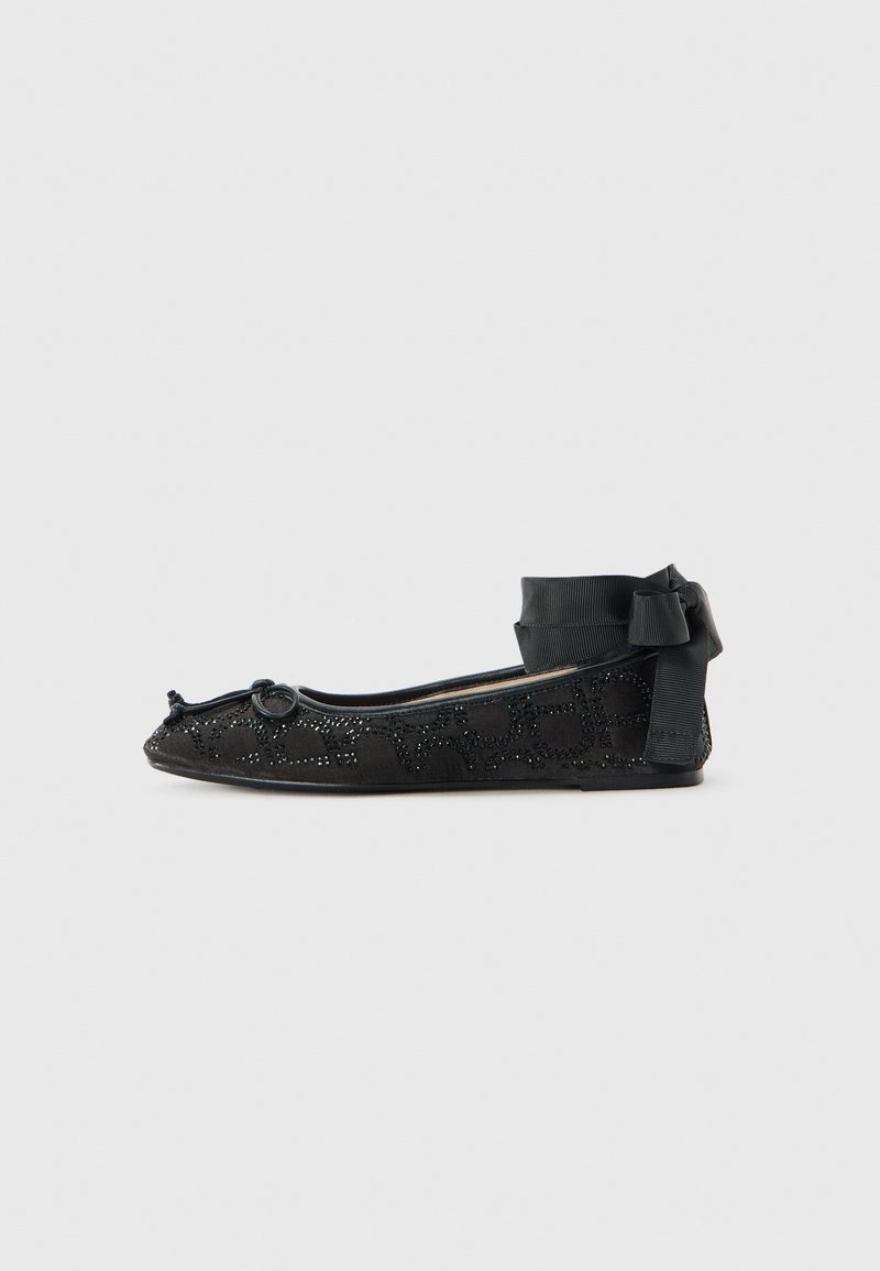 Ballerines noires avec un empiècement en dentelle, décorées de petites perles. Présentent un bout arrondi et une sangle au niveau de la cheville en tissu avec un accent en nœud.