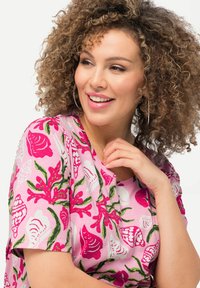 Ulla Popken SEASHELL SHORT SLEEVE - Triko s potiskem - pink