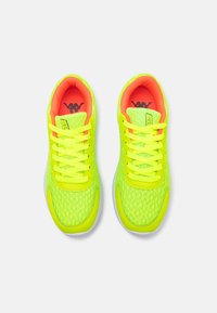 Neongule sneakers med tekstureret mesh-overdel, flade snørebånd og polstret inderside. Lys orange foer komplementerer designet. Gummisål.