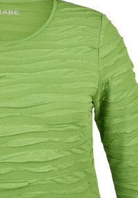 Grünes Langarmshirt mit horizontalen strukturierten Streifen und Rundhalsausschnitt, das den Oberkörper und den rechten Ärmel zeigt.